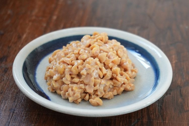 Natto terbuat dari kedelai rebus yang diberi bakteri Bacillus subtilis.