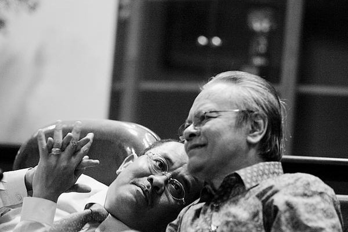 Ketua Tim Nasional Pengalihan Aktivitas Bisnis TNI Erry Riyana Hardjapamekas (kanan) dan Sekretaris Menteri Negara BUMN Said Didu saat memberikan keterangan kepada wartawan di Kantor Departemen Pertahanan, Jakarta, Senin (28/4). Tim ini bertugas melakukan penilaian yang meliputi inventarisasi, identifikasi, dan mengelompokkan semua aktivitas bisnis yang dimiliki dan dikelola TNI.  