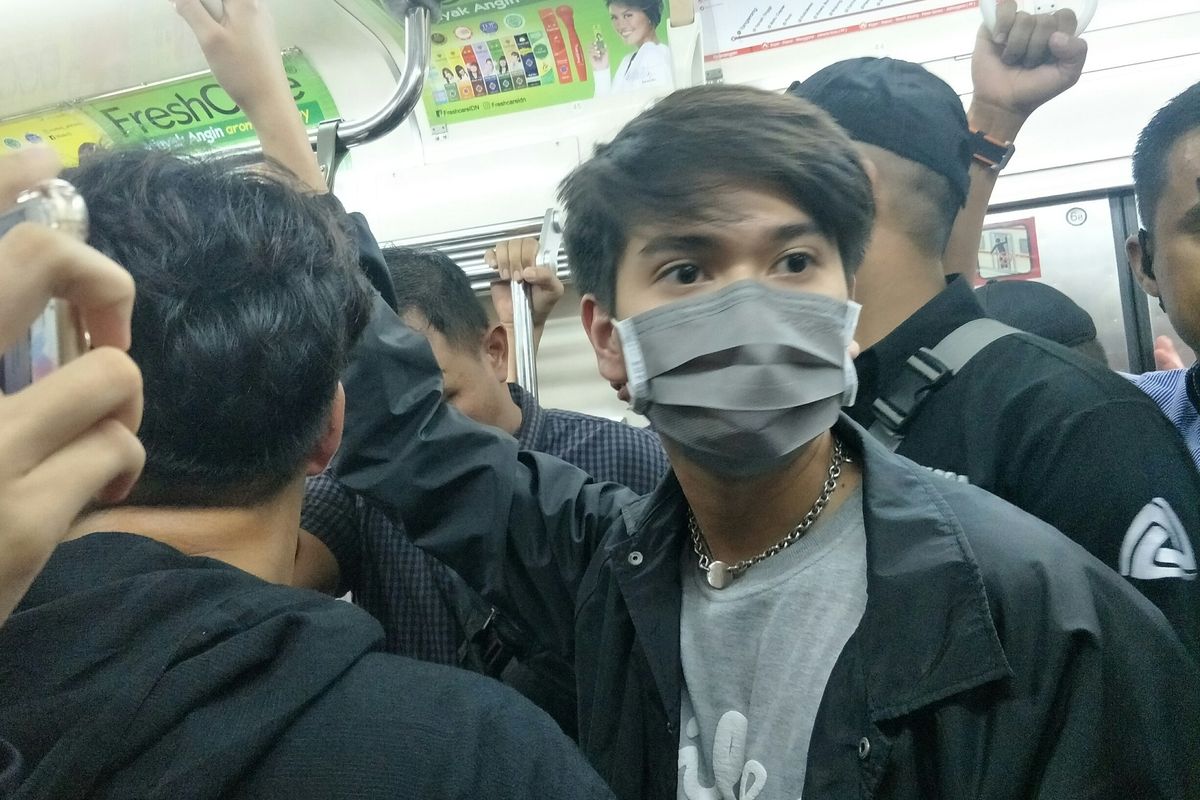 Iqbaal Ramadhan saat menaiki KRL untuk touring stasiun Milea, di Stasiun Gondangdia, Rabu (5/2/2020)