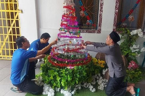Warga Binaan Lintas Agama di Rutan Salatiga Gotong Royong Membuat Pohon Natal