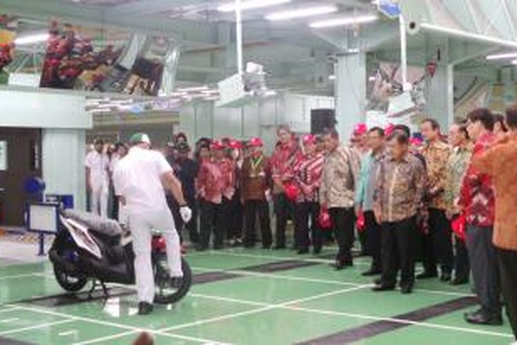 Wakil Presiden Jusuf Kalla saat mengunjungi pabrik sepeda motor milik Honda