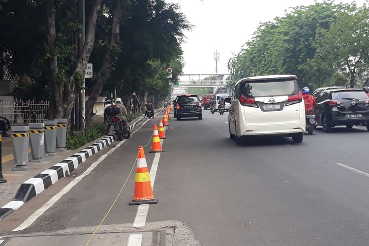 Pengendara sepeda motor parkir di jalur sepeda, Jalan Pemuda, Jakarta Timur, Senin (25/11/2019).