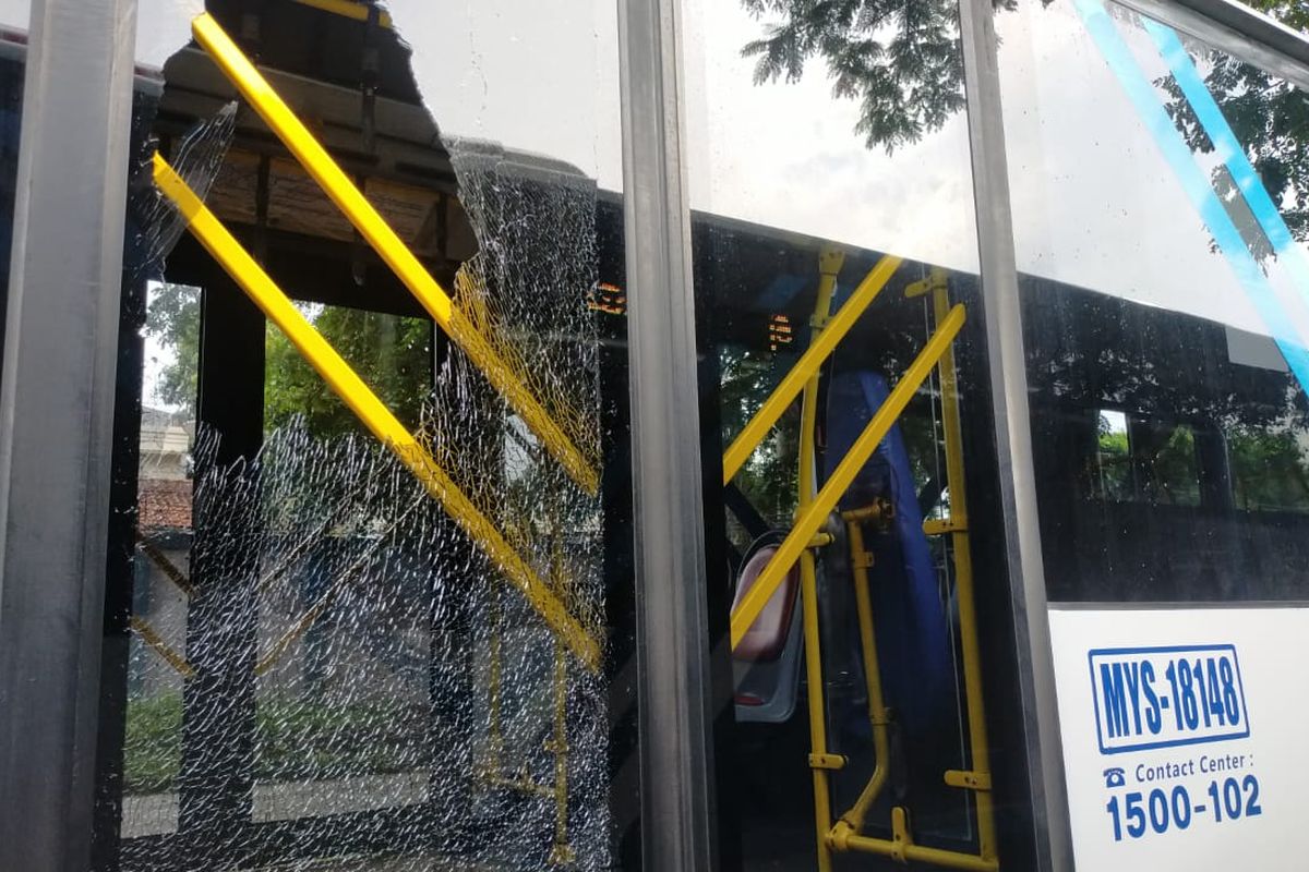 Kaca pintu bus Transjakarta yang pecah dilempar orang tidak dikenal, Jumat (11/12/2020)