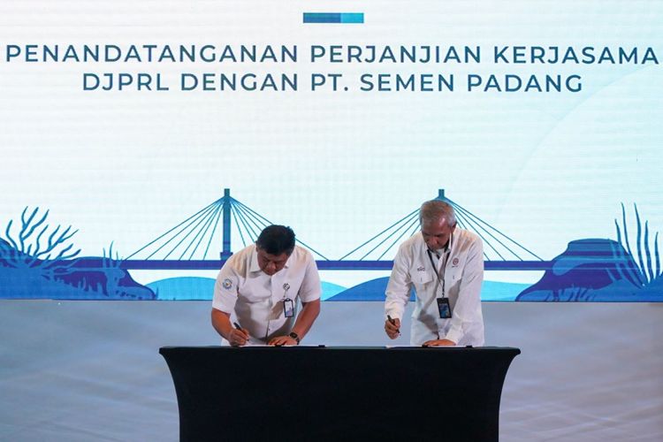 Penandatanganan kerja sama antara Kementerian Kelautan dan Perikanan dengan PT Semen Padang dalam rangka mengatasi permasalahan sampaj laut.