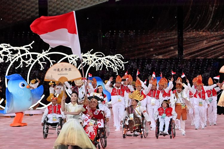 Defile kontingen Indonesia pada pembukaan Asian Para Games 2022 di Hangzhou Olympic Sports Centre Stadium, Minggu (22/10/2023).
