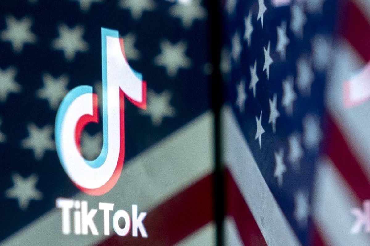 Logo TikTok dan bendera Amerika.