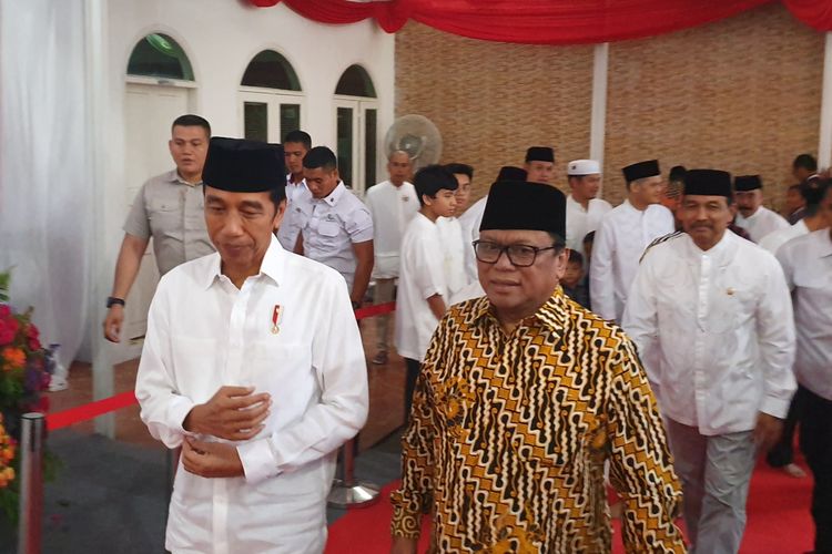 Presiden Joko Widodo, Senin (13/5/2019), berbuka puasa bersama di rumah Ketua DPD Oesman Sapta Odang (OSO) di Jalan Karang Asem Utara, Kuningan, Jakarta Selatan. 