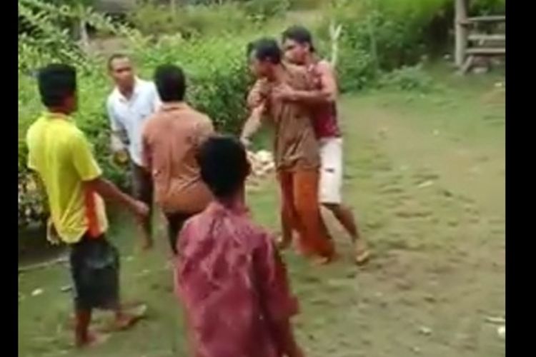 potongan gambar video saat terjadinya perkelahian antara aparat desa dan warga yang terjadi pada terjadi pada hari Kamis (5/3/2020) di Desa Tagaule, Kecamatan Bawalato, Kabupaten Nias, Sumatera Utara, yang kini kasusnya ditangani Polsek Bawalato.