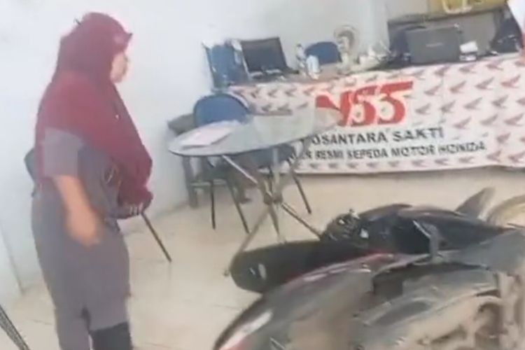 Tangkapan layar video emak-emak mengamuk merusak motornya di sebuah kantor leasing di Brebes, Senin (13/2/2023). (Dok. Akun Tiktok @zalfatoys2)