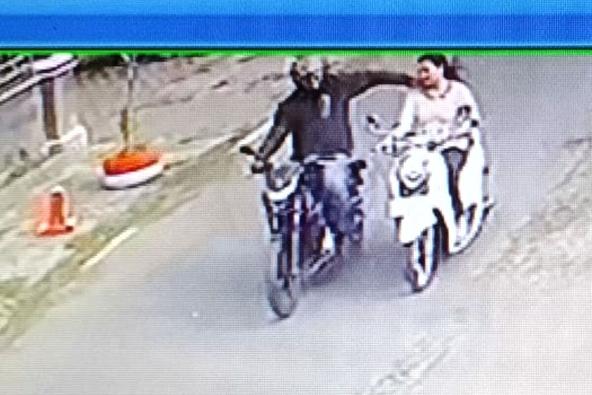 Tangkapan layar rekaman video kamera pengawas CCTV yang merekam aksi penjambretan di Kelurahan Sutojayan, Kecamatan Sutojayan, Kabupaten Blitar, Jumat (22/11/2024)
