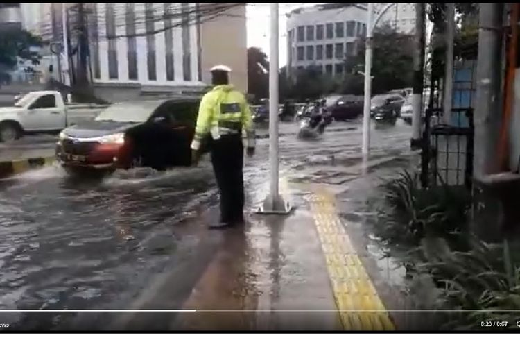 Genangan air di lampu lalu lintas di dekat Hotel Millenium, Tanah Abang, Jakarta Pusat, pada Sabtu (18/1/2020) pagi. Genangan itu terjadi usai hujan melanda Jakarta.
