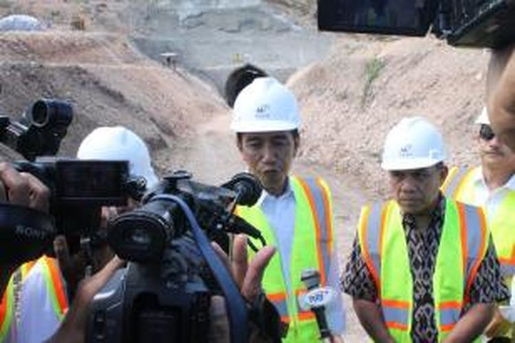 Presiden Jokowi didampingi Gubernut NTT Frans Lebu Raya saat diwawancarai wartawan di lokasi pembangunan bendungan Raknamo, Kabupaten Kupang, Nusa Tenggara Timur (NTT)