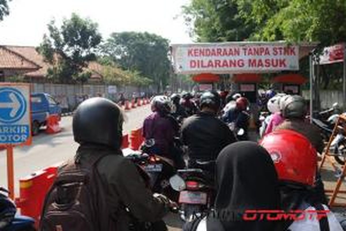 Kondisi parkir sepeda motor di PRJ 2015.