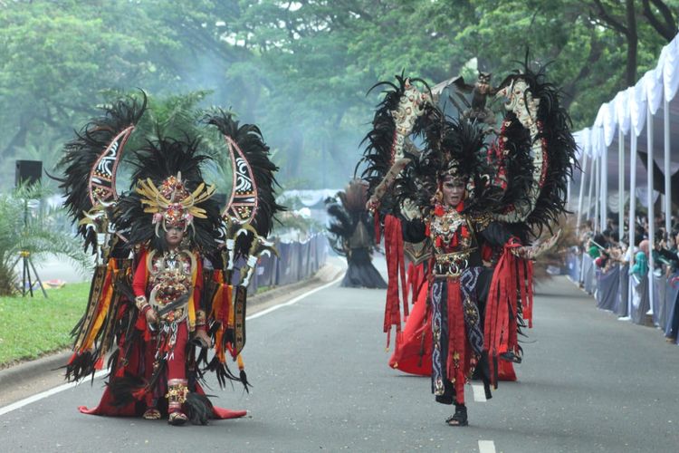 Jember Fashion Carnaval tampil melakukan karnaval di pembukaan Lippo Village Festival di Karawaci, Tangerang (23/11/2019).