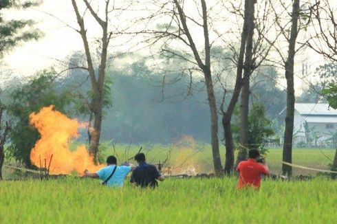 Fenomena Semburan Api di Tengah Persawahan Indramayu, Warga Dengar Suara Seperti Jet hingga Tercium Bau Gas