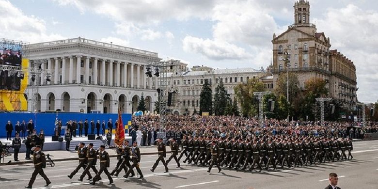 Satu unit militer Angkatan Bersenjata Ukraina berbaris di Lapangan Kemerdekaan Kiev, Ukraina, 24 Agustus 2017, dalam sebuah parade memperingati Hari Kemerdekaan negara tersebut.  Tak jauh dari sana, terjadi ledakan yang menyebabkan dua orang terluka.