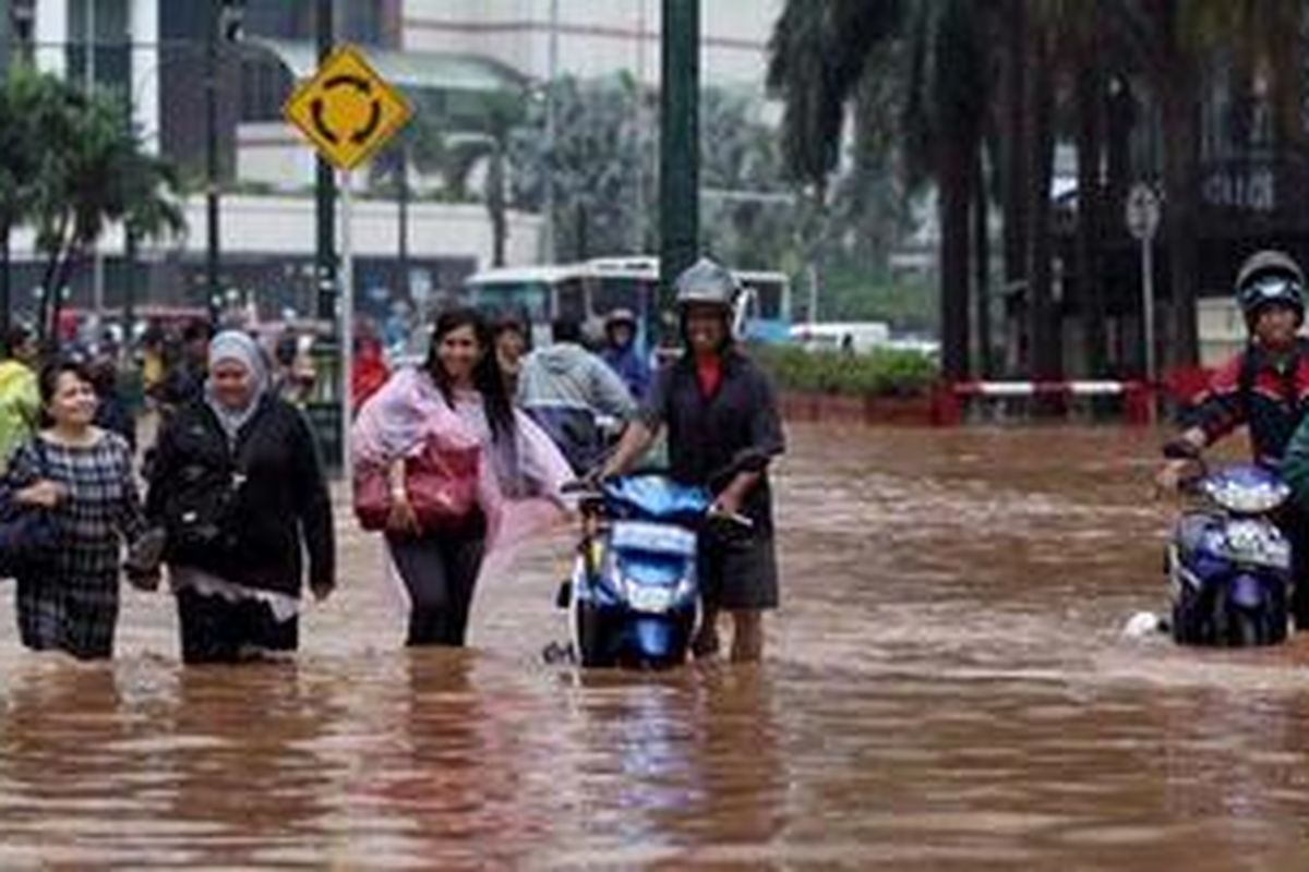 Kawasan Jalan Imam Bonjol, Jakarta terendam banjir, Kamis (17/1/2013). Banjir tersebut mengakibatkan akses Jalan Sudirman - MH Thamrin lumpuh. 
