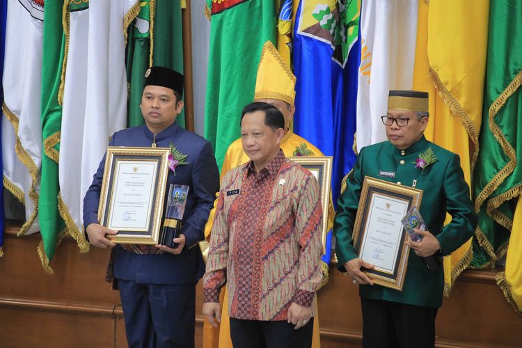 Walikota Tangerang, Arief R Wismansyah (Kiri) bersama Kemendagri Tito Karnavian (tengah) dalam acara penghargaan Swasti Saba Wistara di Jakarta, Selasa (19/11/2019)