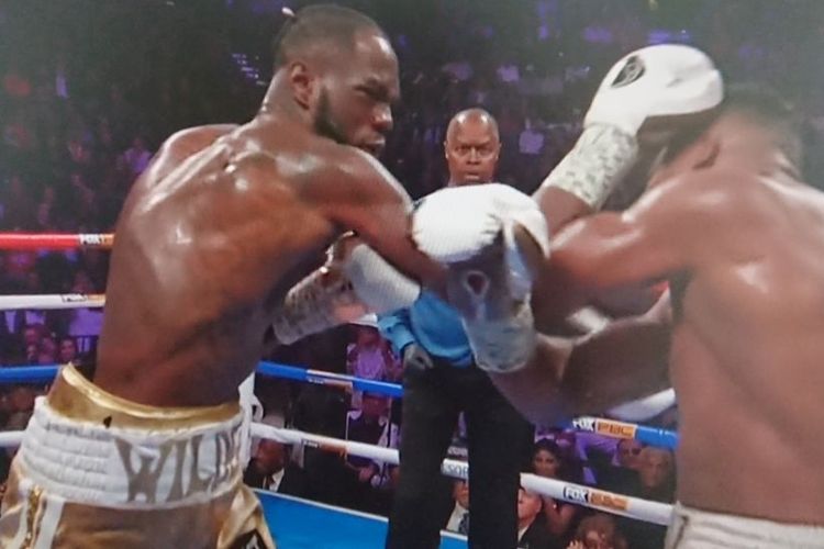 Momen saat Deontay Wilder menjatuhkan Luis Ortiz pada laga perebutan sabuk juara BWC di MGM Grand Arena, Las Vegas, pada mInggu (24/11/2019) pagi WIB.