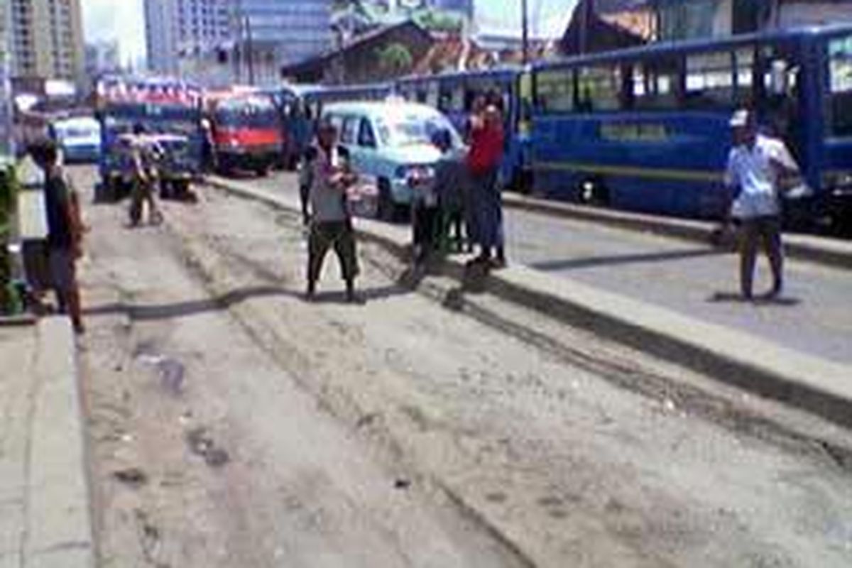 Jalan rusak di Terminal Senen, Jakpus makin parah.