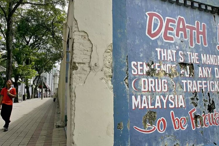 Tulisan dinding tentang hukuman mati wajib Malaysia untuk perdagangan narkoba di pusat kota Kuala Lumpur.
