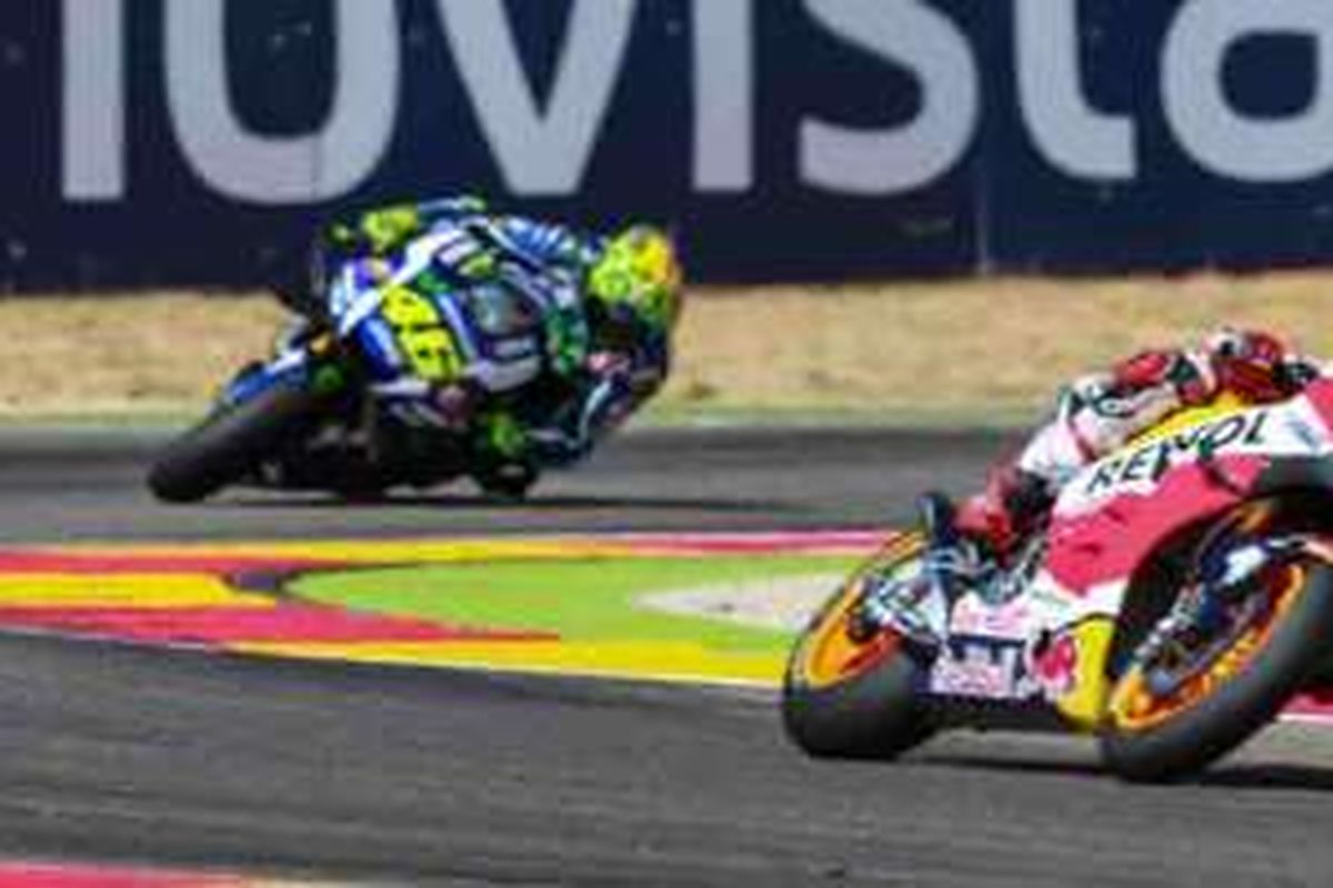 Marc Marquez (93) di depan Valentino Rossi (46) di GP Aragon, Minggu (25/9/2016).