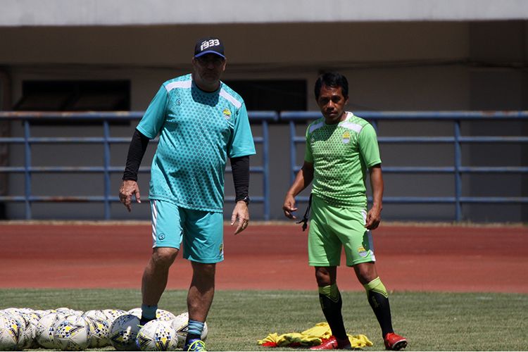 Pelatih Persib Bandung, Robert Rene Alberts (kiri), bersama asistennya Budiman (kanan). 