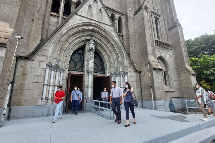 Umat usai menunaikan ibadah misa di Gereja Katedral Jakarta, Kamis (26/5/2022).