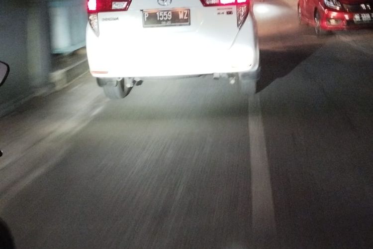 Cak Mat saat mengejar mobil yang dipakai kabur pelaku penculikan di Jalan Veteran Kota Kediri, Jawa Timur, Sabtu (3/8/2024).