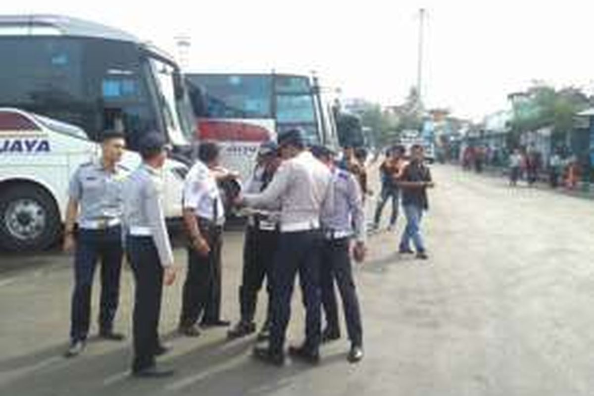 Suku Dinas Perhubungan dan Transportasi Jakarta Utara melakukan pengawasan dan pemeriksaan kelaikan bus angkutan umum di Terminal Tanjung Priok, Rabu (21/12/2016). Hasilnya, tiga bus disetop beroperasi.