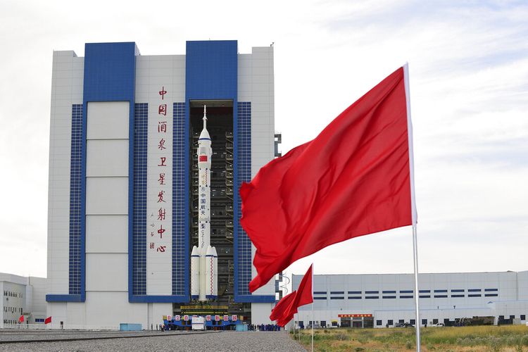 Dalam foto yang dirilis oleh Kantor Berita Xinhua, pesawat ruang angkasa berawak Shenzhou-12 dengan roket pembawa Long March-2F sedang dipindahkan ke area peluncuran Pusat Peluncuran Satelit Jiuquan di provinsi Gansu, China barat laut, pada Rabu, 9 Juni 2021.
