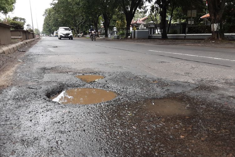 Lubang jalan di Pantura Kendal Jawa Tengah. KOMPAS.COM/SLAMET PRIYATIN