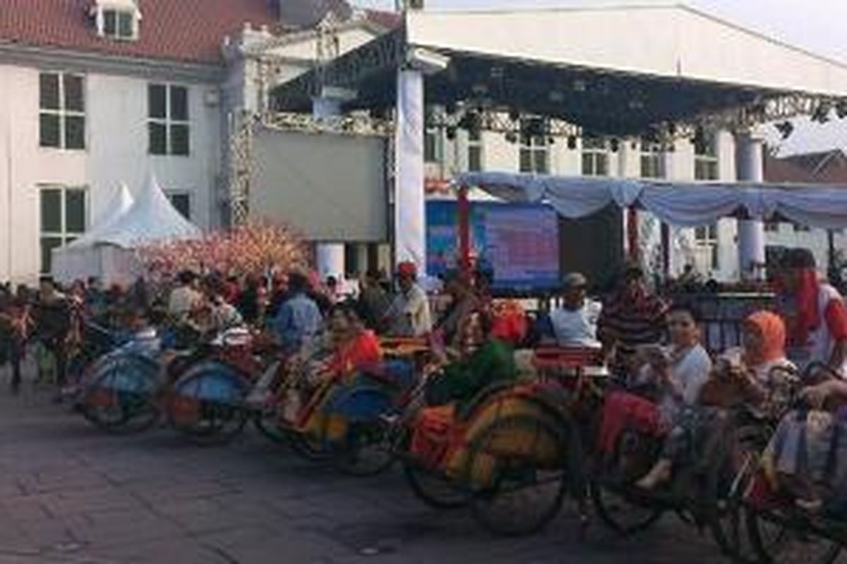 Peserta karnaval budaya di acara pembukaan Festival Seni Budaya Nusantara di Kota Tua, Kamis (21/8/2014) sore. Festival ini digelar selama empat hari Kamis-Minggu 21-24 Agustus 2014. 