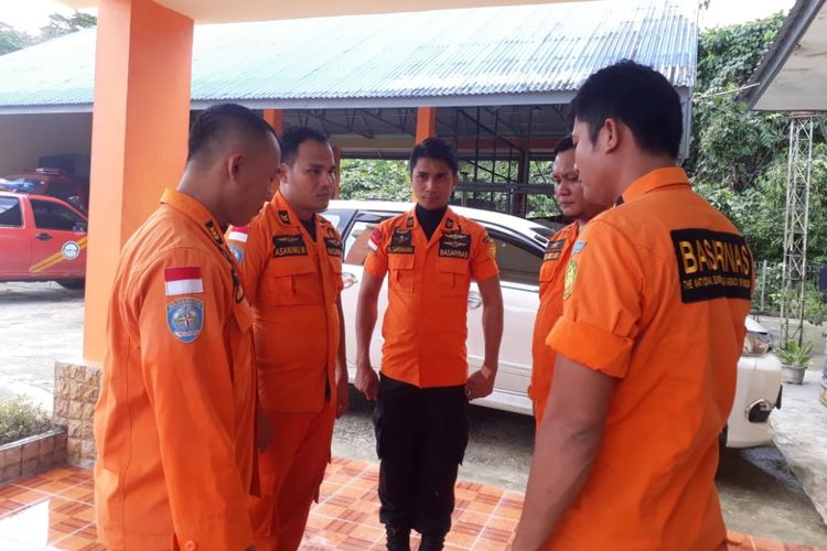 Kantor Pos SAR Nias menerima infomasi musibah longsor dan langsung mengerahkan regu pencari sebanyak 7 orang, ke Dusun Dua, Desa Sukamajumohili, Kecamatan Gomo, Kabupaten Nias Selatan, Sumatera Utara, Sabtu (10/11/2018).