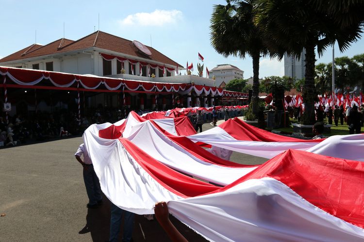 Bendera merah putih sepanjang 14,9 kilometer dibentangkan saat upacara HUT RI ke-80 di Gedung Negara Grahadi Surabaya, Minggu (17/8/2025).