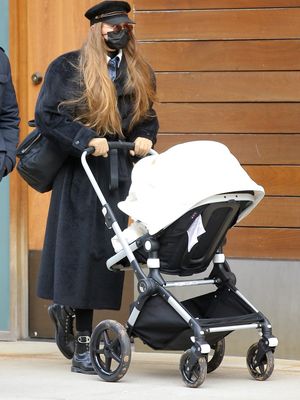 Model Gigi Hadid bersama bayinya.