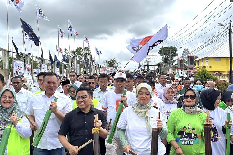 Calon wakil presiden (cawapres) nomor urut 1, Muhaimin Iskandar melakukan patroli akbar dengan membunyikan kentungan di Lampung Tengah, Selasa (9/1/2024).
