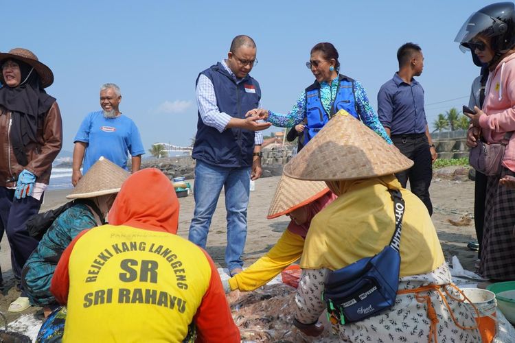 Bakal calon presiden (Bacapres) Koalisi Perubahan dan Perbaikan (KPP) Anies Baswedan blusukan ke tempat pelelangan Ikan di Pangandaran, Jawa Barat, Selasa (25/7/2023).
