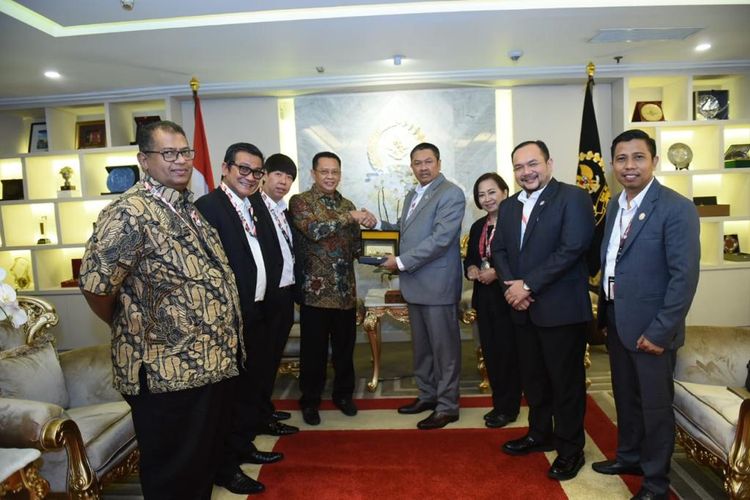Ketua DPR Bambang Soesatyo saat menerima pengurus Kongres Advokat Indonesia (KAI), di Ruang Kerja Ketua DPR RI, Jakarta, Kamis (11/07/2019).
