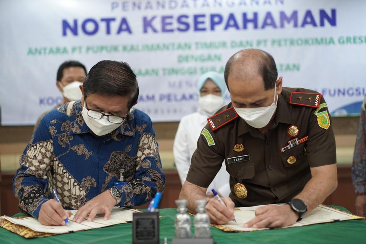 Direktur Utama Petrokimia Gresik, Dwi Satriyo Annurogo dan Kepala Kejaksaan Tinggi (Kajati) Sulawesi Selatan melakukan penandatanganan Nota Kesepahaman (MoU) terkait pengawasan penyaluran pupuk bersubsidi.