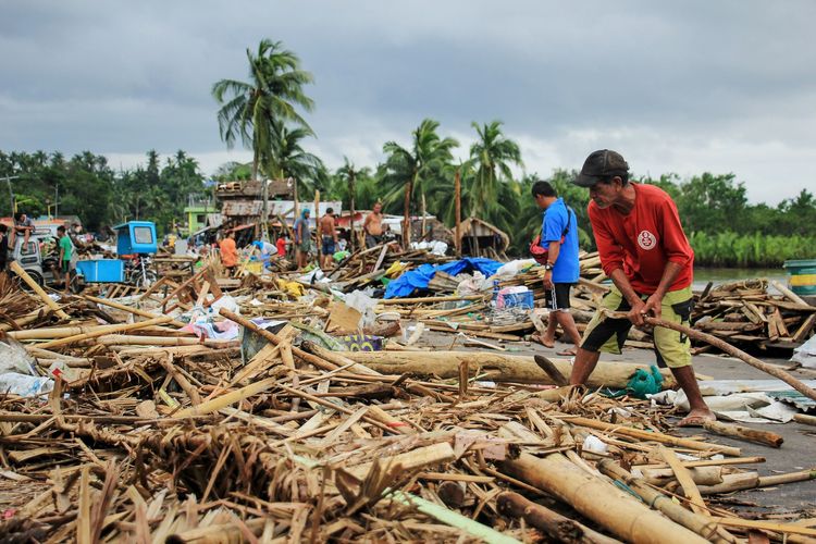 Warga berkumpul di puing-puing rumah mereka yang hancur akibat Topan Kammuri di Sorsogon, selatan Manila, pada 3 Desember 2019. Sebanyak 13 orang tewas akibat terjangan Topan Kammuri.
