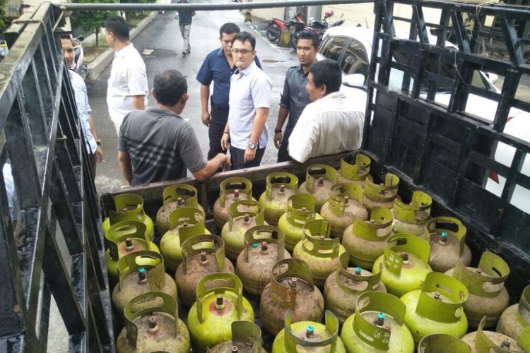 Polisi memperlihatkan tabung gas elpiji subsidi isi 3 kilogram yang dijual ke luar wilayah, Rabu (20/12/2017).