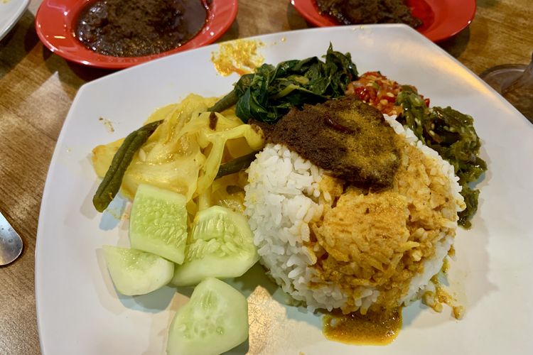 Ahli Gizi Sebut Makan Nasi Padang Sebaiknya Lengkap dengan Sayur, Jangan Hanya Lauk Saja