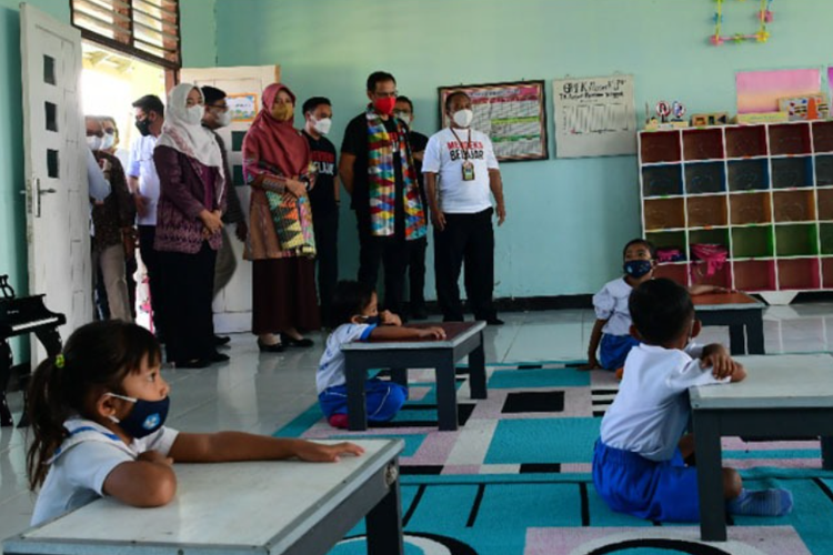 Menteri Pendidikan, Kebudayaan, RIset dan Teknologi (Mendikbud Ristek) Nadiem Makarim saat meninjau pelaksanaan pembelajaran tatap muka (PTM) terbatas di NTB.