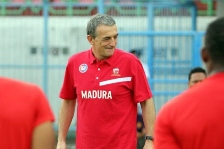 Pelatih Madura United, Milomir Seslija, untuk kali pertama memimpin latihan tim pada Kamis (1/3/2018). 