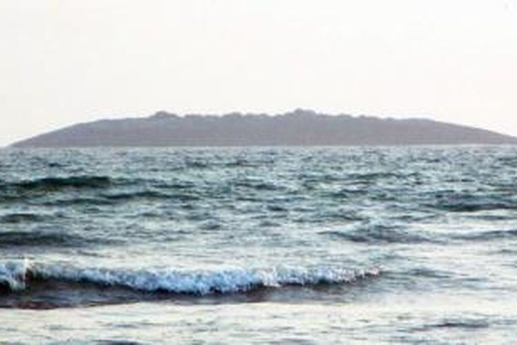 Foto ini menunjukkan apa yang tampak sebagai sebuah pulau baru di lepas pantai Pakistan setelah gemba besar pada 24 September 2013 mengguncang negara itu.