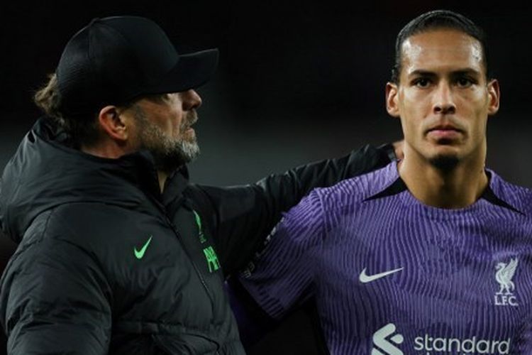 Pelatih Liverpool, Juergen Klopp, bersama Virgil van Dijk dalam lanjutan Liga Inggris 2023-2024 antara Arsenal vs Liverpool di Stadion Emirates pada 4 Februari 2024. Dalam laga itu, Arsenal menang 3-1 atas Liverpool. Terkini, Virgil van Dijk mengaku menyesal telah melakukan blunder.