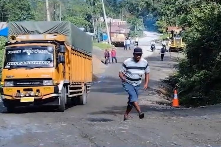 Truk tengah melewati jalan menanjak di kawasan Batu Jomba, Kecamatan Sipirok, Kabupaten Tapanuli Selatan.