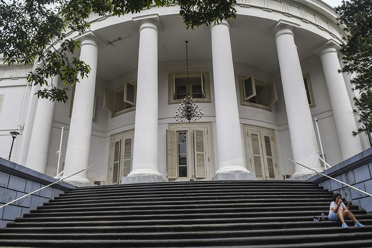 Seorang warga duduk di depan pintu Gereja GPIB Immanuel, Jakarta, Minggu (5/4/2020). Setelah Kemenkes resmi merilis Peraturan Menteri Kesehatan No.9 Tahun 2020 tentang Pembatasan Sosial Berskala besar (PSBB) dalam Rangka Perception Penanganan COVID-19, bentuk ibadah gereja dilakukan secara live streaming melalui media sosial, termasuk rangkaian ibadah paskah yang akan jatuh mulai Kamis (9/4/2020) hingga Minggu (12/4/2020).