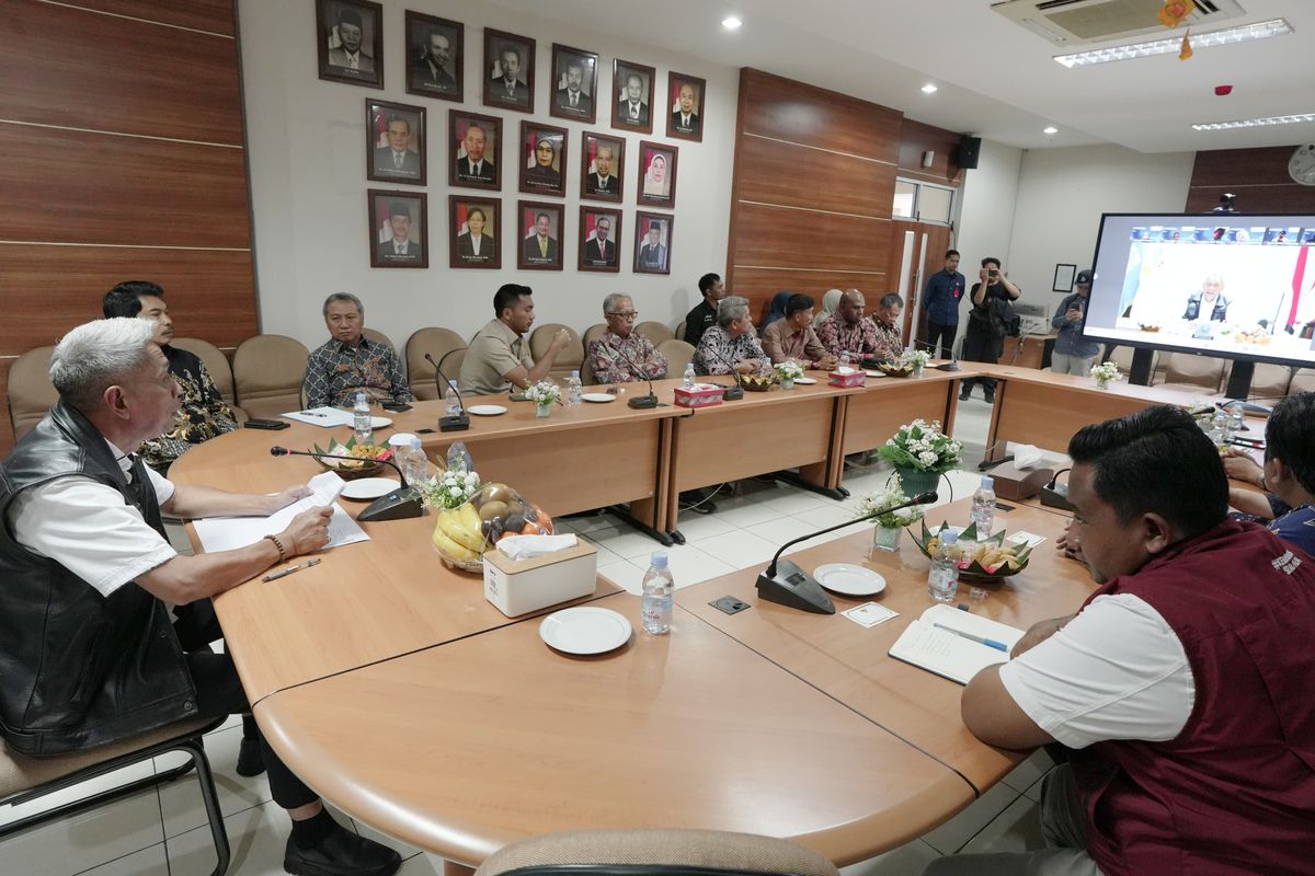 Wakil Menteri Sosial Agus Jabo Priyono saat menutup kegiatan pembekalan guru dan tenaga pendidik Sekolah Rakyat di Politeknik Kesejahteraan Sosial (Poltekesos) Bandung, Sabtu (12/7/2025).